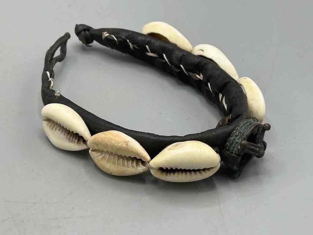 Single Line Cowrie Shell Vintage Gold Weight Bracelet - Mali