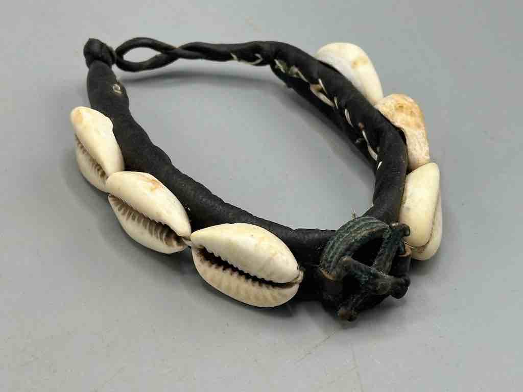 Single Line Cowrie Shell Vintage Gold Weight Bracelet - Mali