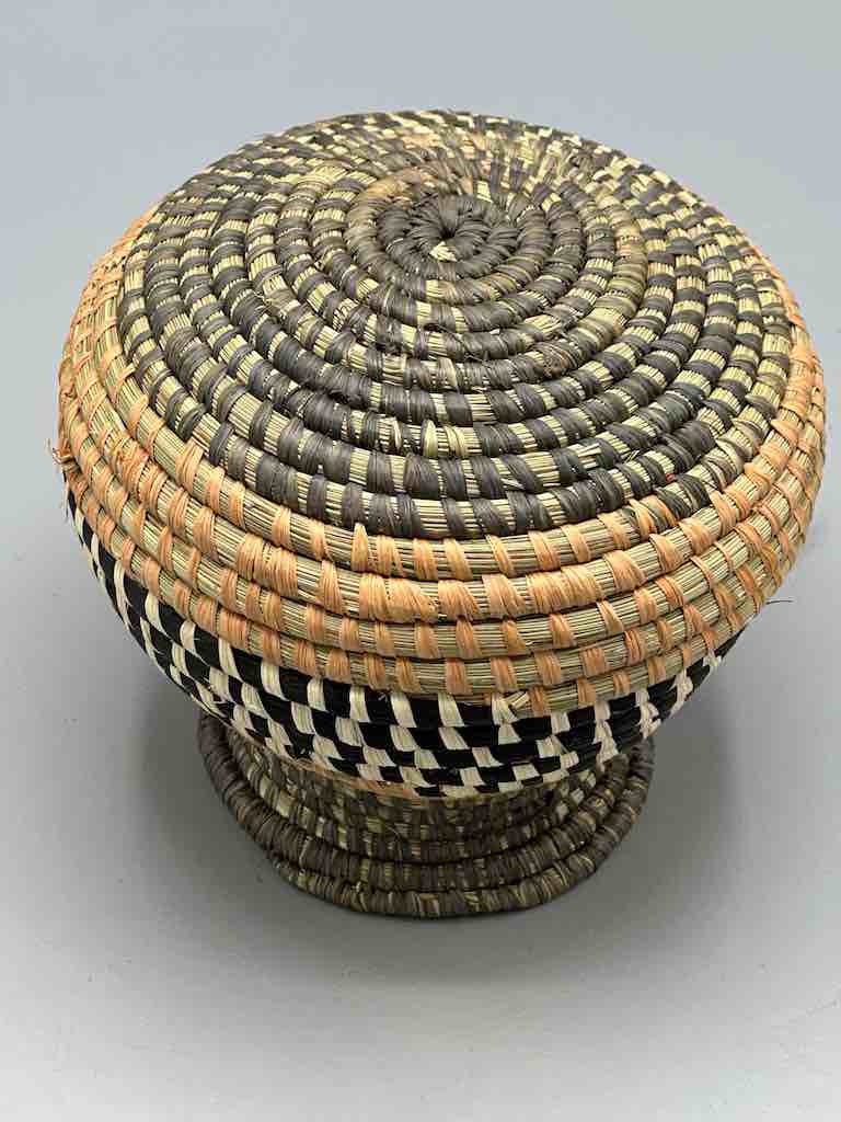 Batwa Vase Shape Raffia Basket