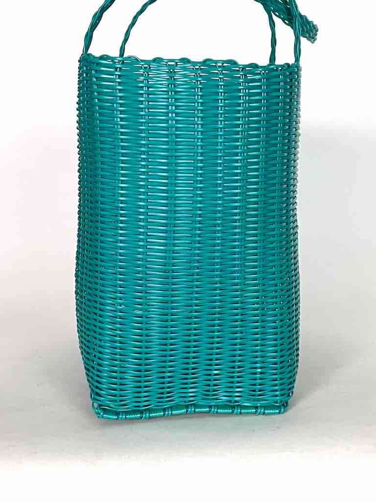 Medium Deep Woven Recyclyed Plastic High Capacity Handbag - El Salvador