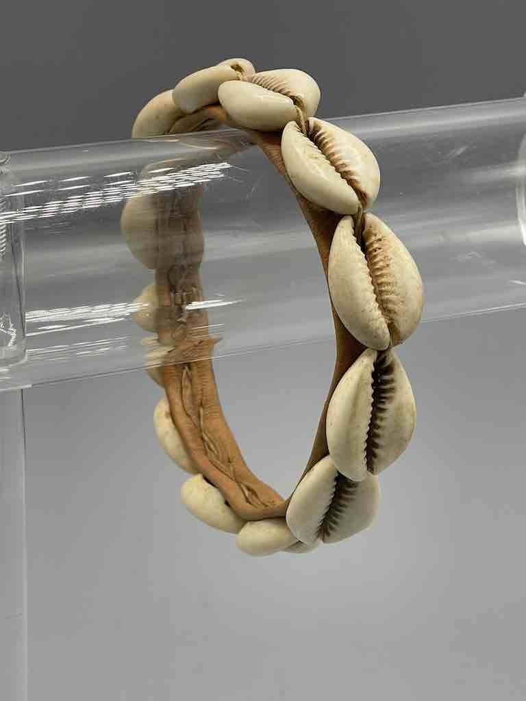 Single Line Cowrie Shell Solid Color Leather Bangle - Mali