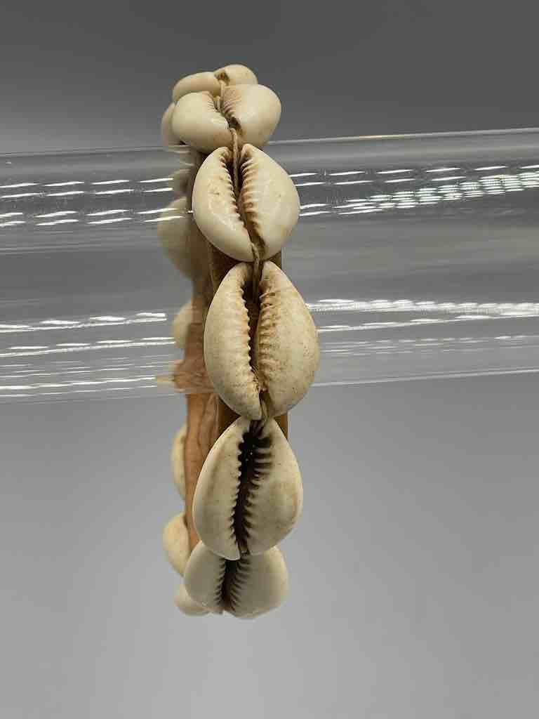 Single Line Cowrie Shell Solid Color Leather Bangle - Mali