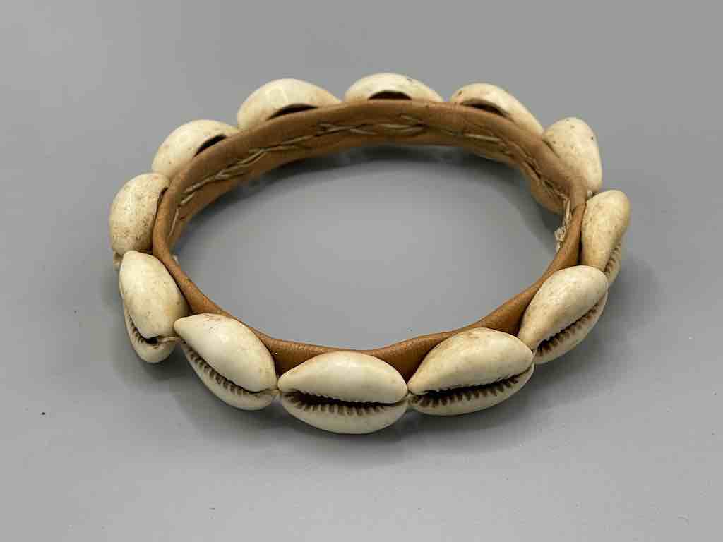 Single Line Cowrie Shell Solid Color Leather Bangle - Mali