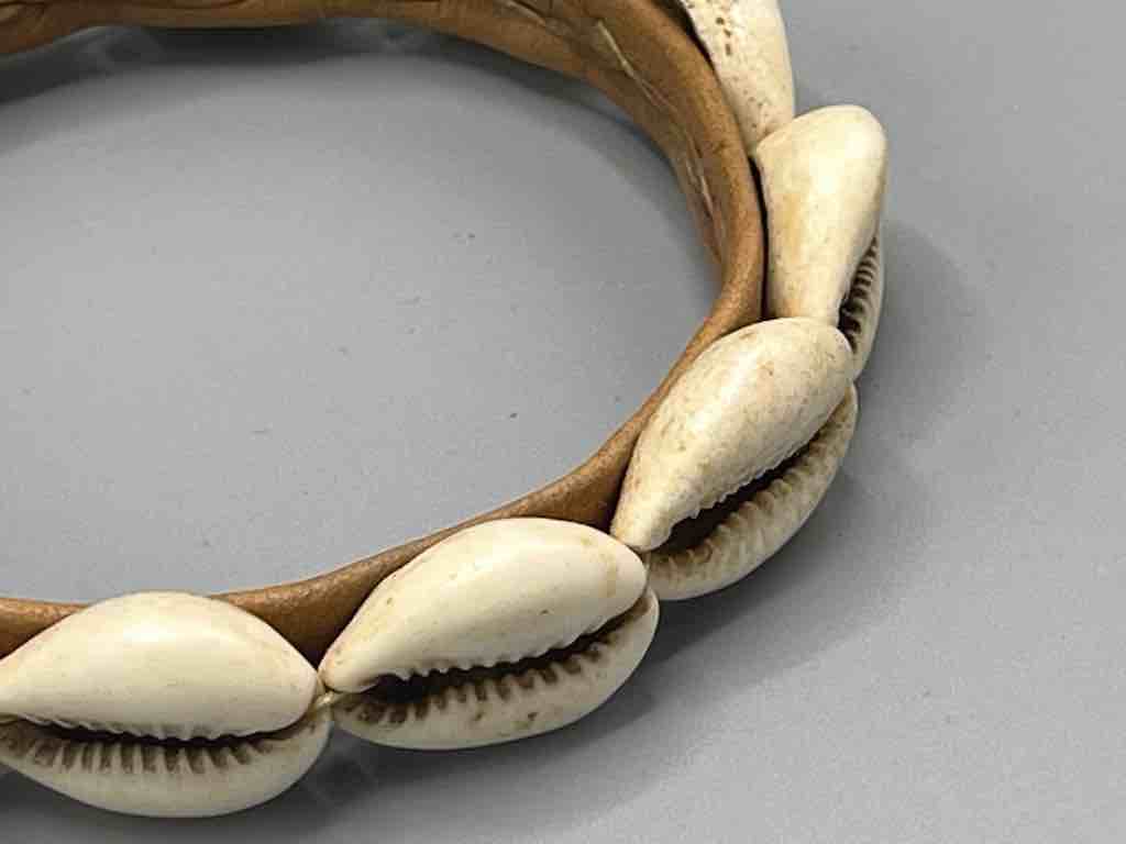 Single Line Cowrie Shell Solid Color Leather Bangle - Mali