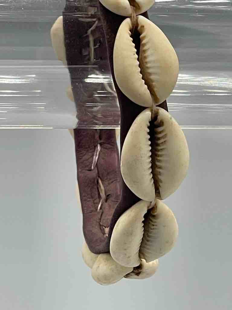 Single Line Cowrie Shell Solid Color Leather Bangle - Mali