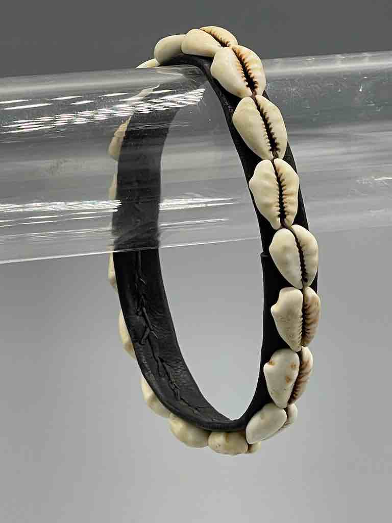 Single Line Cowrie Shell Solid Color Leather Bangle - Mali