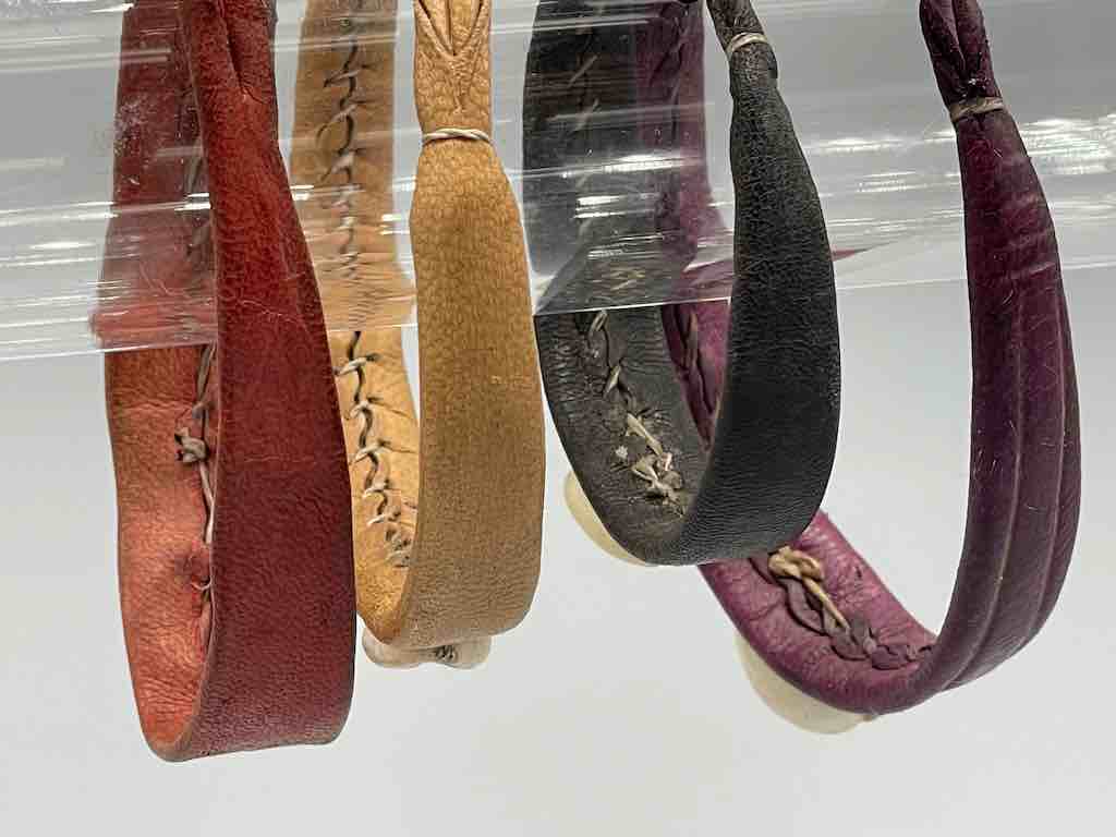 Single Cowrie Shell Solid Color Leather Clasp Bracelet - Mali