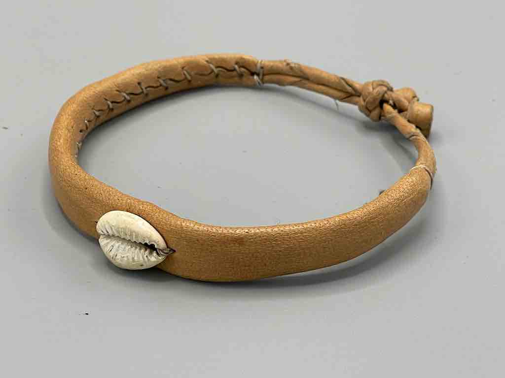 Single Cowrie Shell Solid Color Leather Clasp Bracelet - Mali