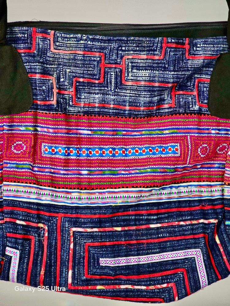 Spacious Handbag made of Vintage Hmong Indigo Tribal Vietnamese Cloth - Niger Bend