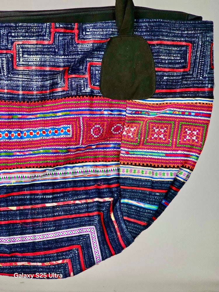 Spacious Handbag made of Vintage Hmong Indigo Tribal Vietnamese Cloth - Niger Bend