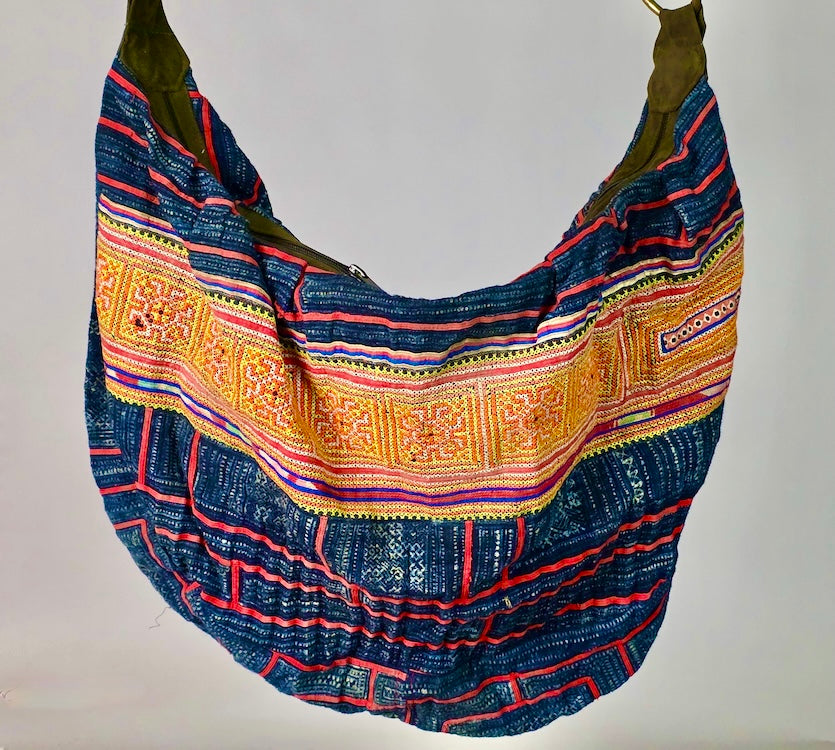 Spacious Handbag made of Vintage Hmong Indigo Tribal Vietnamese Cloth - Niger Bend