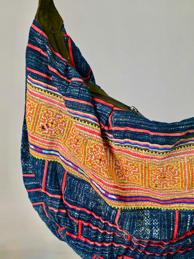 Spacious Handbag made of Vintage Hmong Indigo Tribal Vietnamese Cloth - Niger Bend