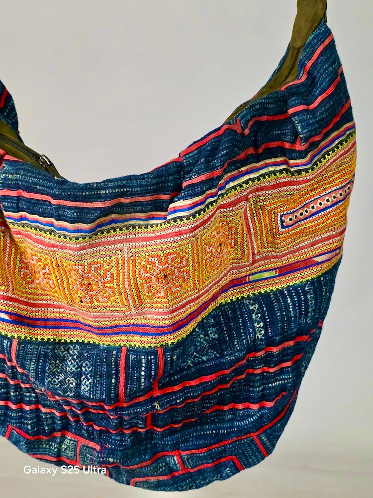 Spacious Handbag made of Vintage Hmong Indigo Tribal Vietnamese Cloth - Niger Bend
