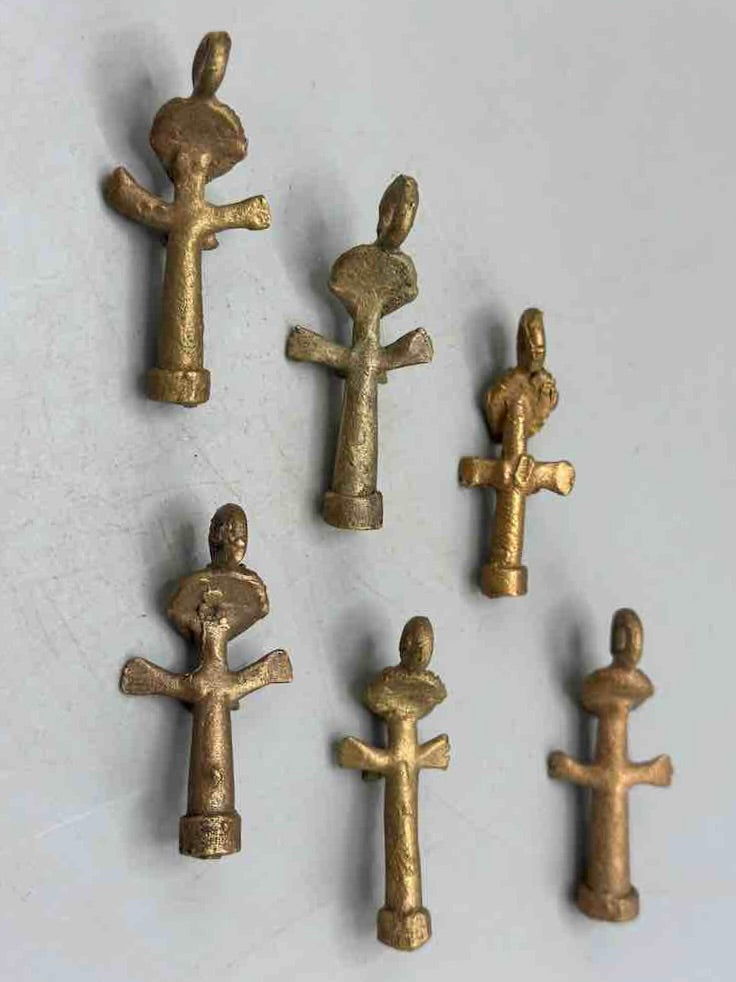 Set of 12 Small Brass Akwaba Woman Pendant - Ghana