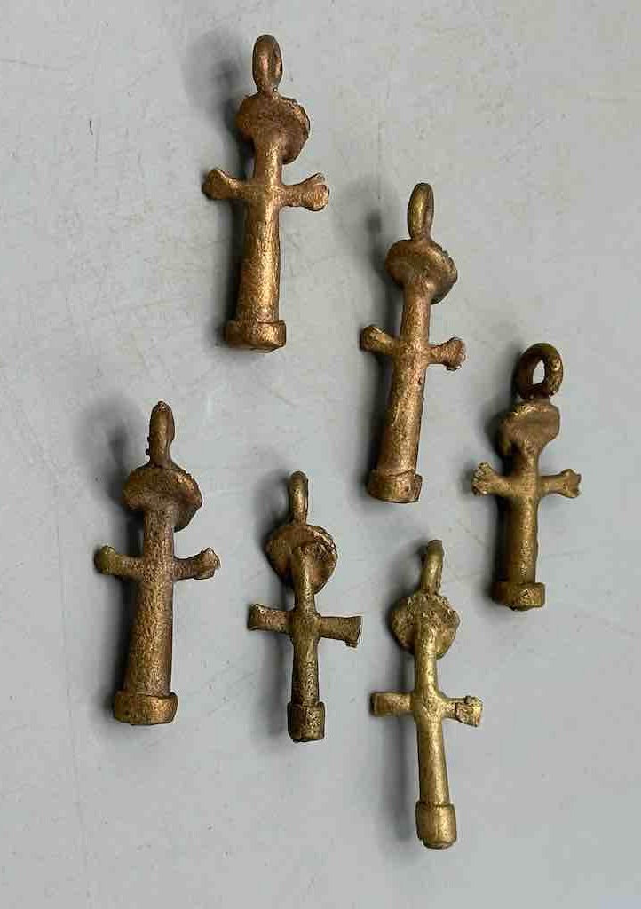 Set of 12 Small Brass Akwaba Woman Pendant - Ghana