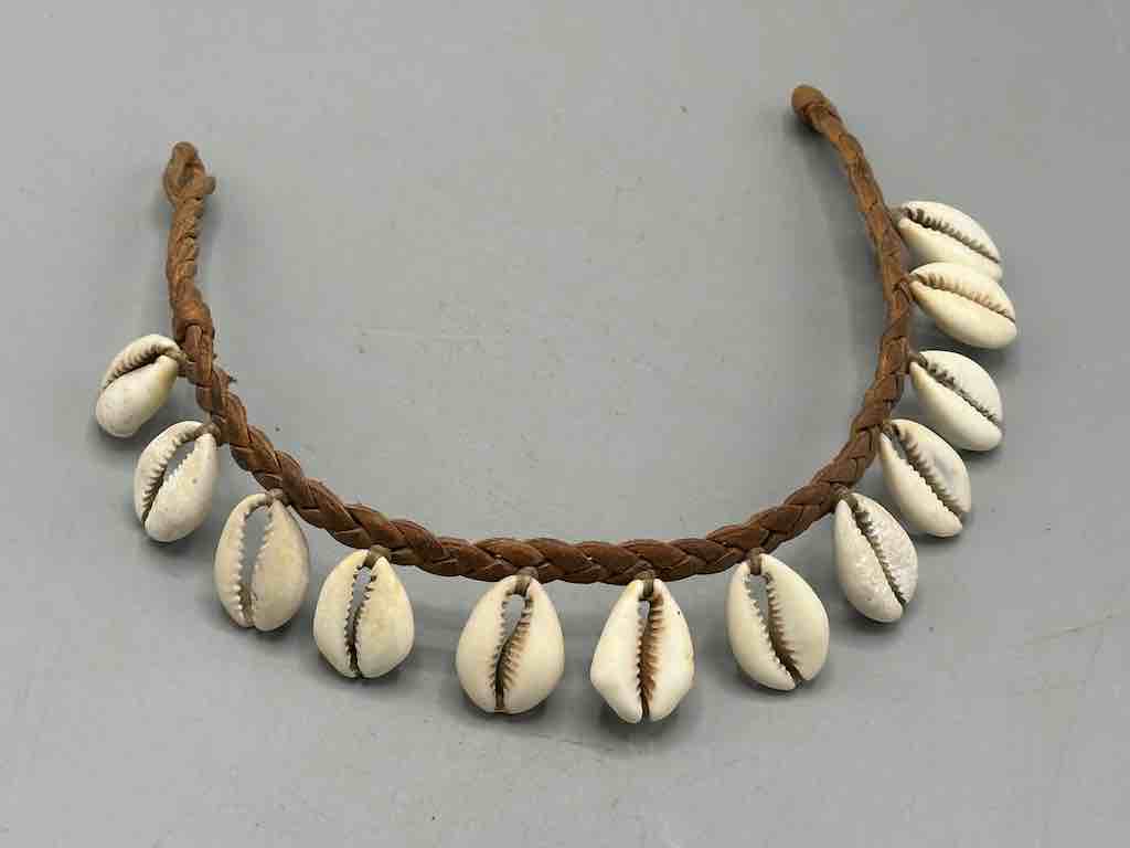 Hanging Cowrie Shell Braided Leather Clasp Bracelet - Mali