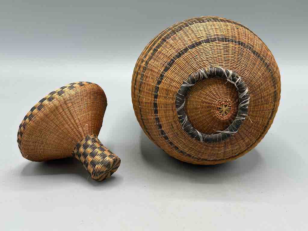 Tutsi Decor Very Detailed Weave Teardrop-Shaped Covered Basket - Rwanda