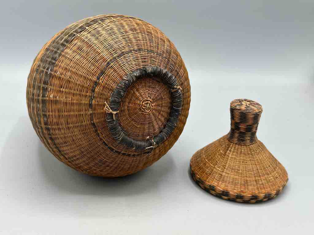 Tutsi Decor Very Detailed Weave Teardrop-Shaped Covered Basket - Rwanda