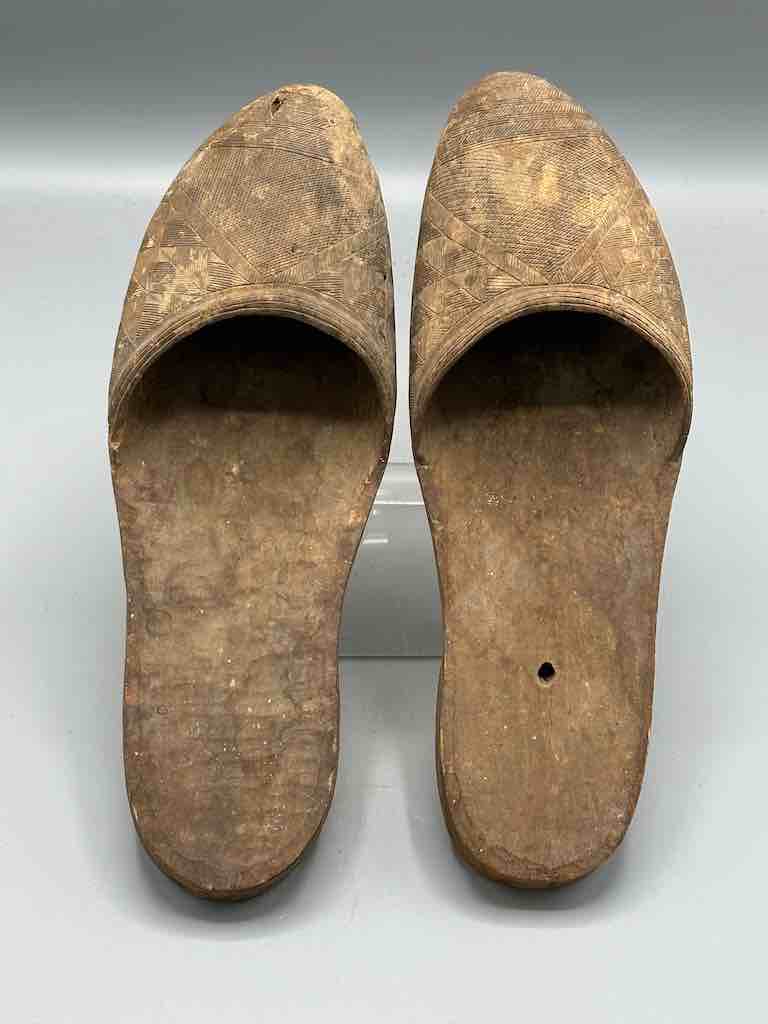 Baule Vintage Wooden Ceremonial Shoes