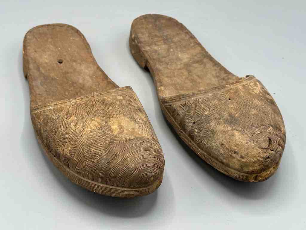 Baule Vintage Wooden Ceremonial Shoes