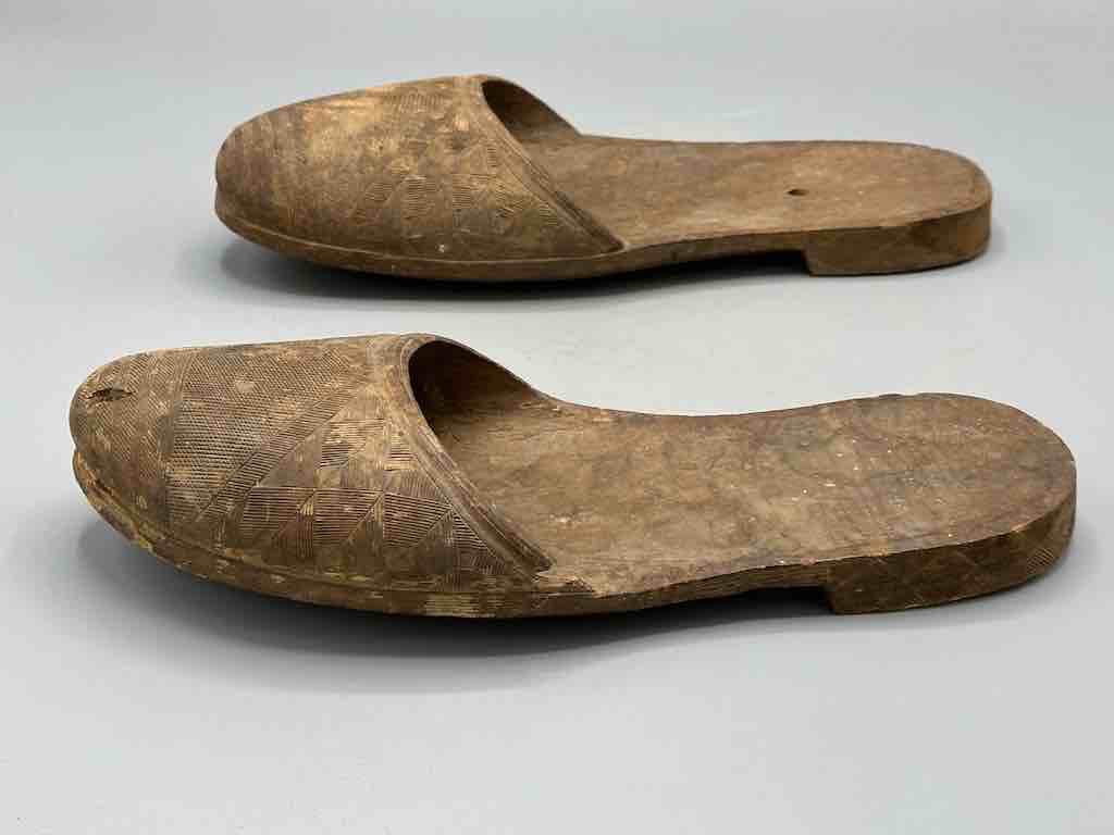 Baule Vintage Wooden Ceremonial Shoes