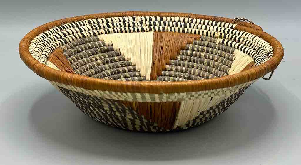 Small Batwa Bowl Raffia Basket