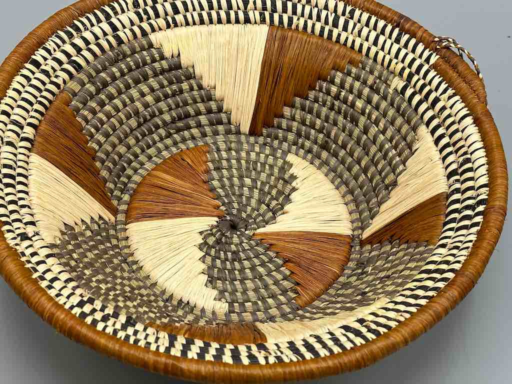 Small Batwa Bowl Raffia Basket