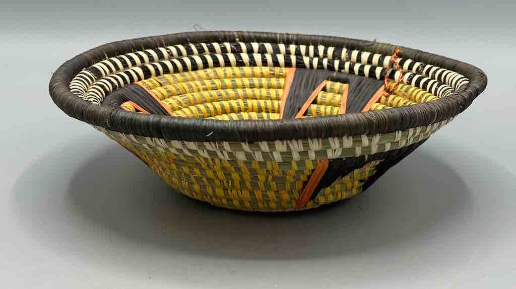 Small Batwa Bowl Raffia Basket