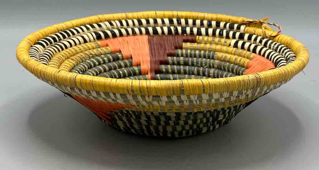 Small Batwa Bowl Raffia Basket