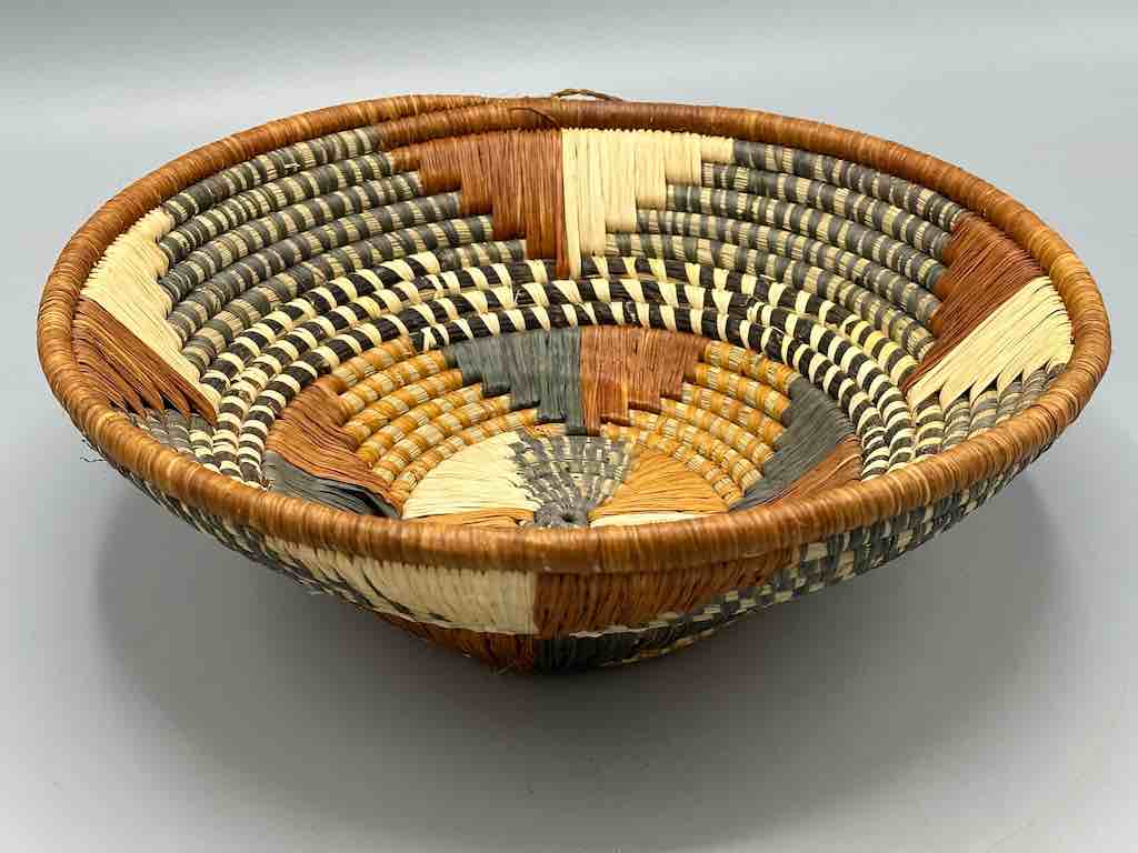 Small Batwa Bowl Raffia Basket