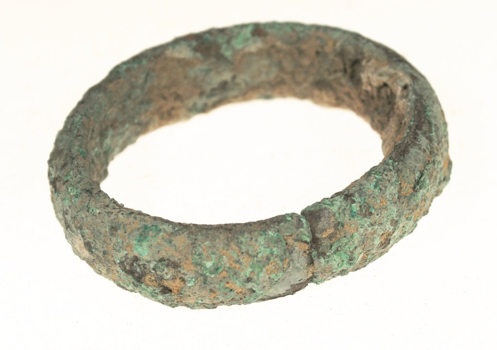 Excavated bracelet