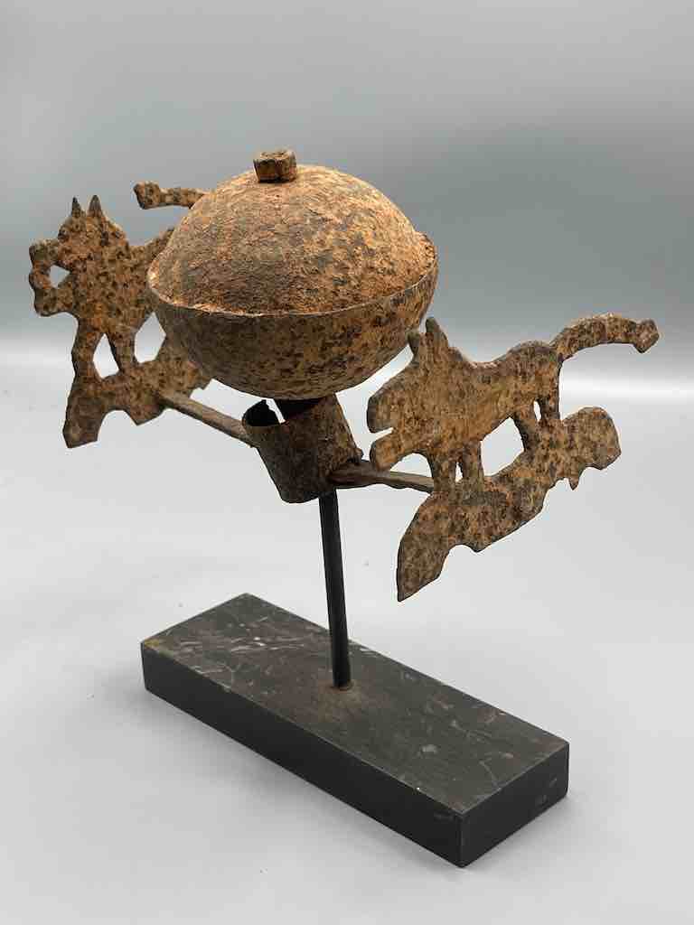 Iron gourd container between 2 lions asen figure - Benin