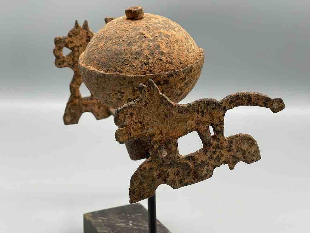 Iron gourd container between 2 lions asen figure - Benin