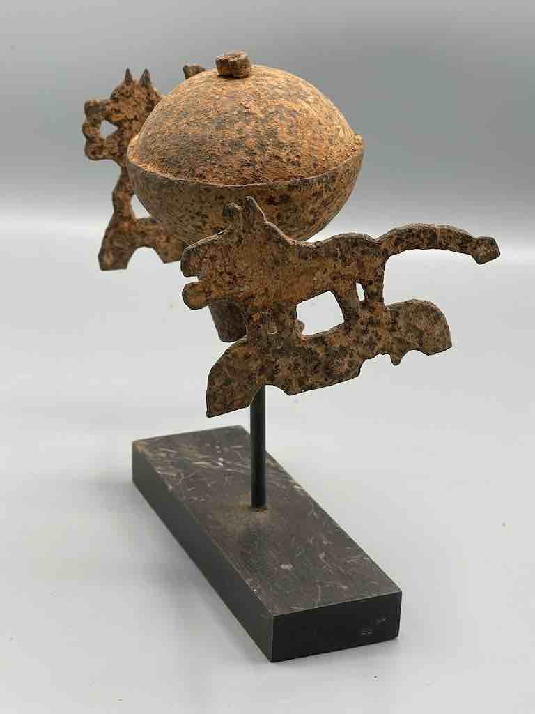 Iron gourd container between 2 lions asen figure - Benin