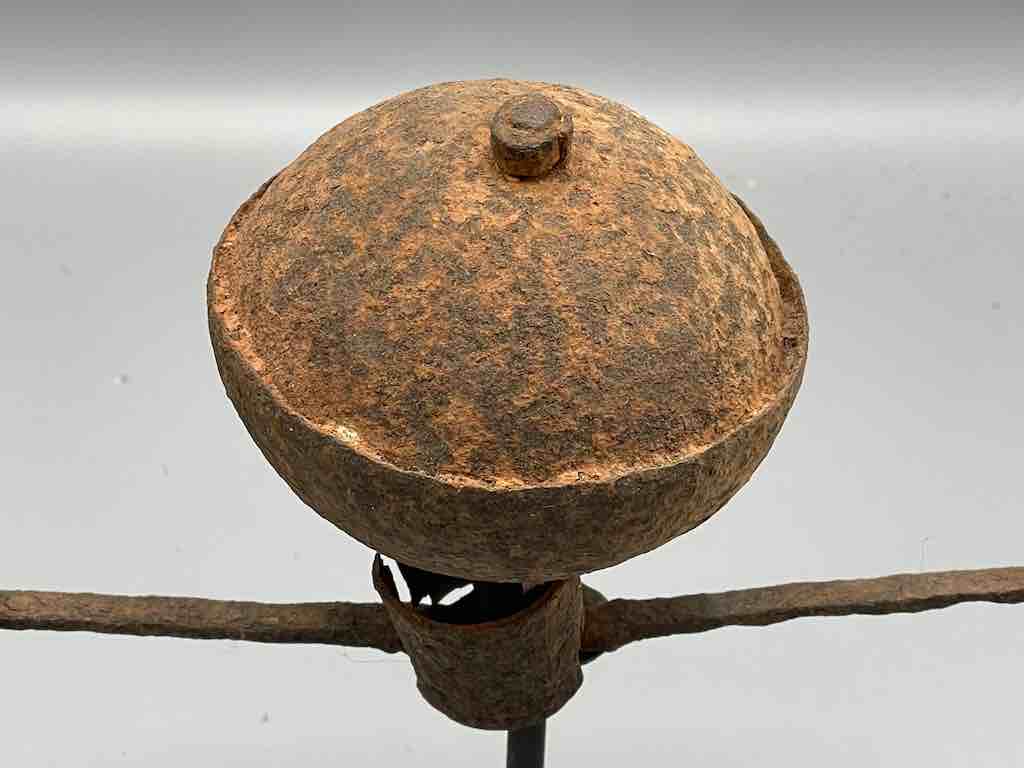 Iron gourd container between 2 lions asen figure - Benin