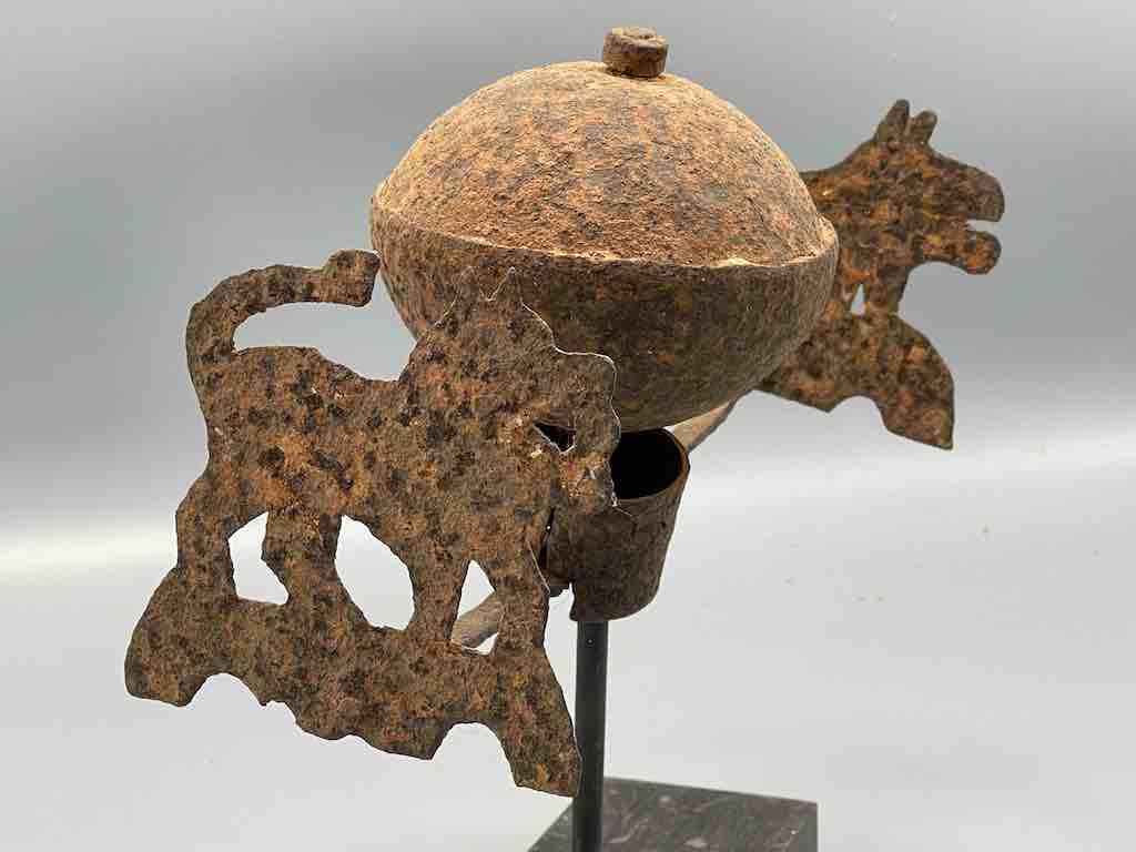 Iron gourd container between 2 lions asen figure - Benin