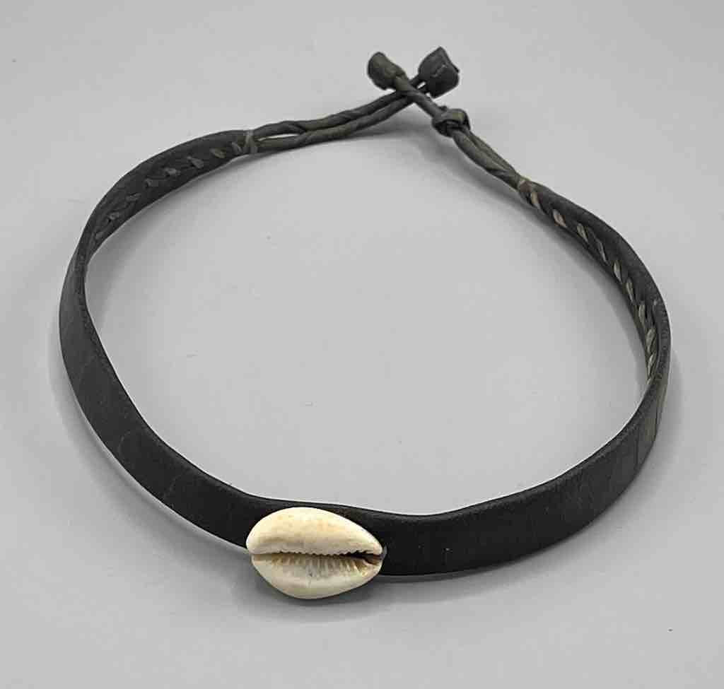 Single Cowrie Shell Solid Black Leather Clasp Choker Necklace-Mali