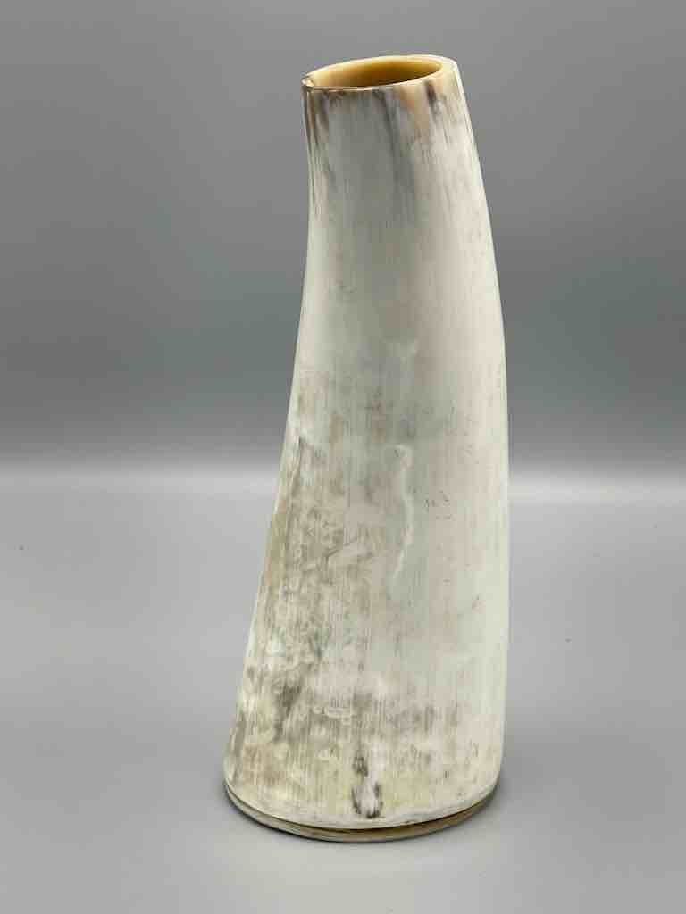 White short cow horn vase - Uganda