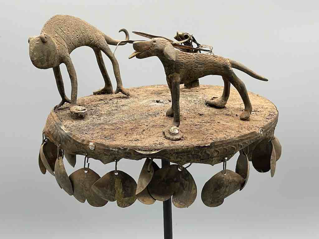 Iron gourd container between 2 lions asen figure - Benin