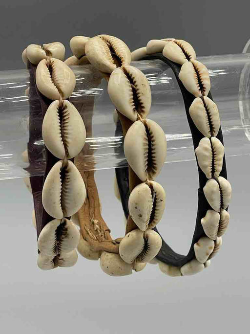 Single Line Cowrie Shell Solid Color Leather Bangle - Mali