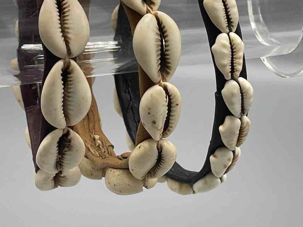 Single Line Cowrie Shell Solid Color Leather Bangle - Mali
