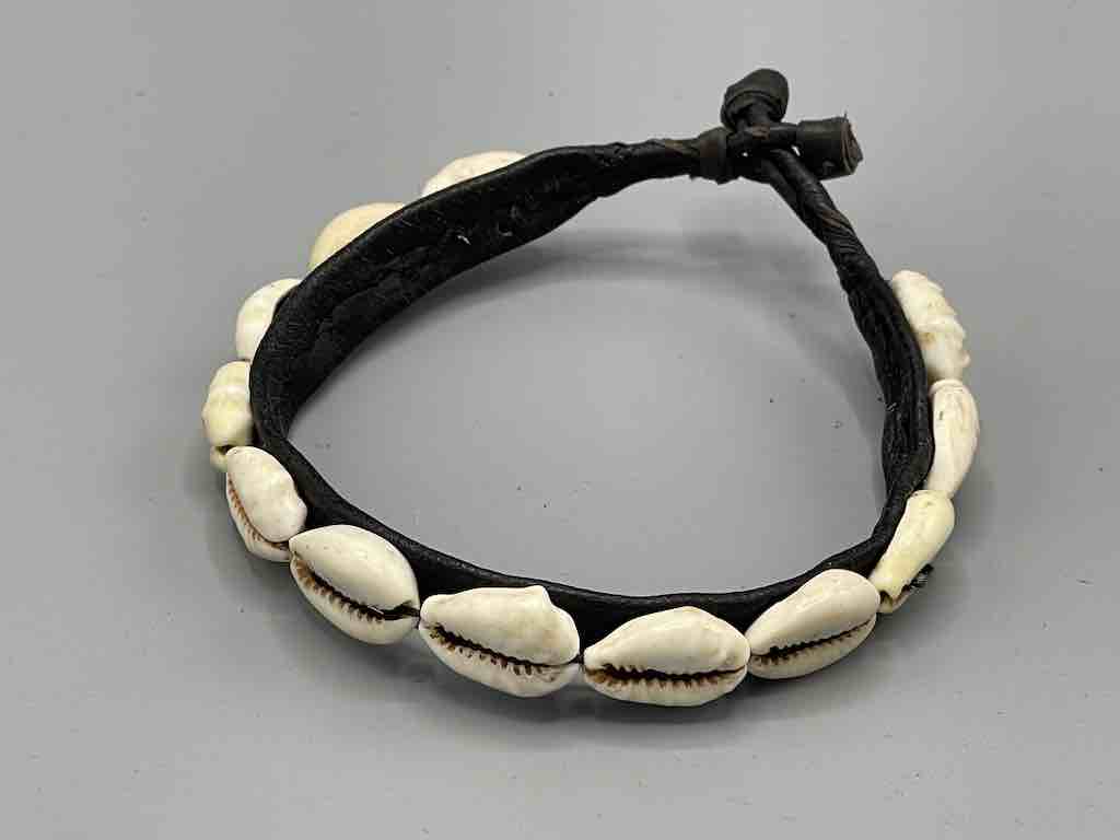 Single Line Cowrie Shell Solid Color Leather Clasp Bracelet