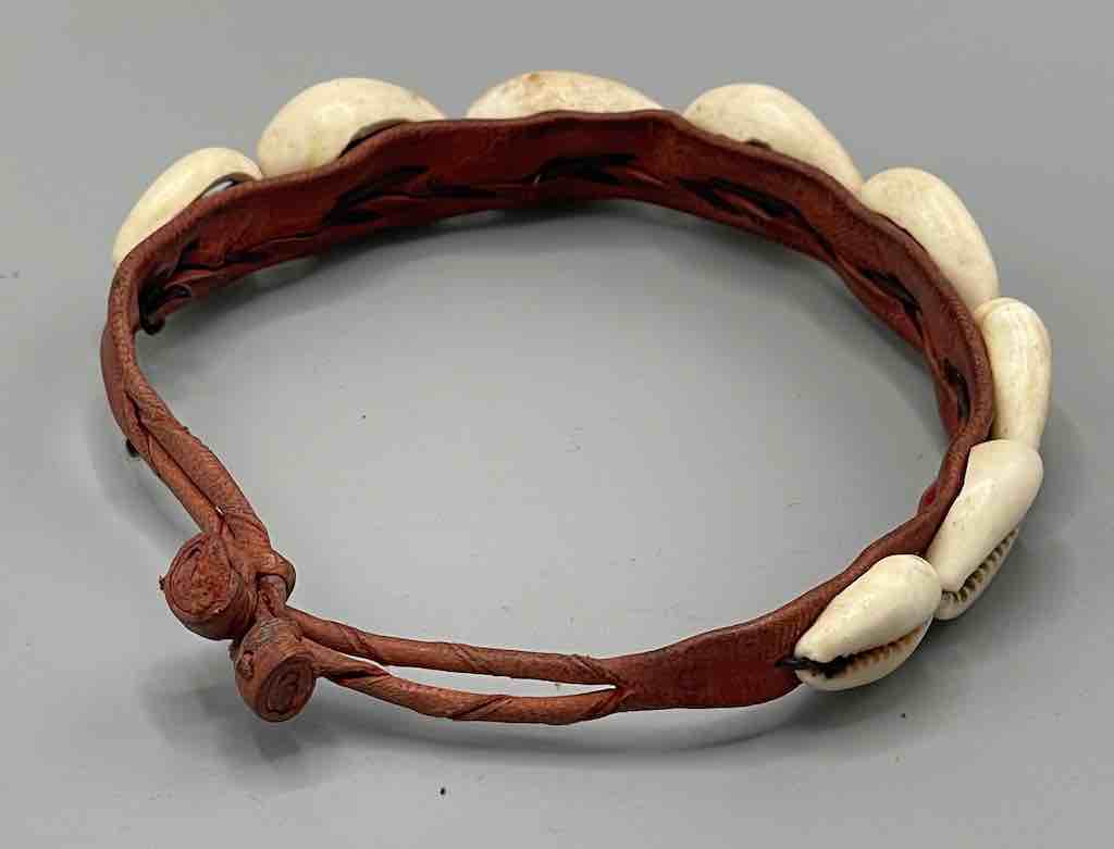 Single Line Cowrie Shell Solid Color Leather Clasp Bracelet - Mali