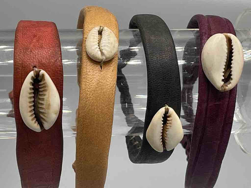 Single Cowrie Shell Solid Color Leather Clasp Bracelet - Mali