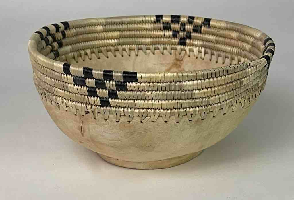 Light wooden bowl with 2-color basket-rim "Imbehe" Rwanda | 8"