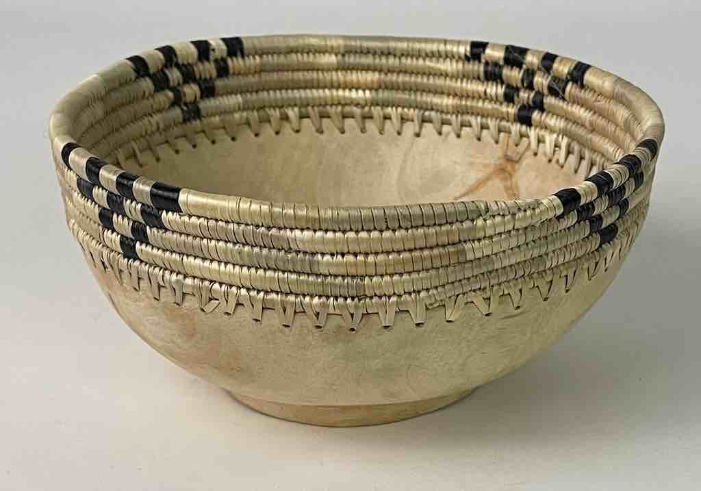 Light wooden bowl with 2-color basket-rim "Imbehe" Rwanda | 8"